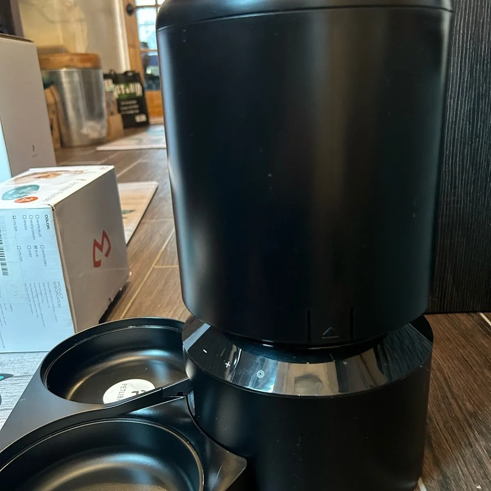Cat feeder-automatic